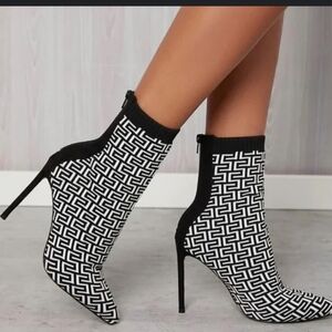 LIKE NEW Knit Sock Booties Size 8 Black White